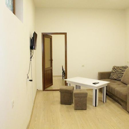 Tempus Hotel-Hostel Jerevan Buitenkant foto